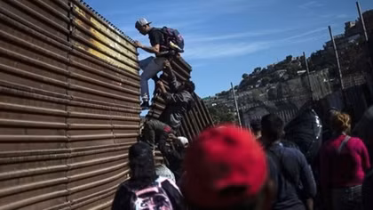 Tổng thống Donald Trump lại dùng thuế để chống nhập cư từ Mexico