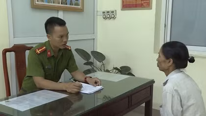 Vợ rải đinh, chồng "đón xe" thủng để vá 
