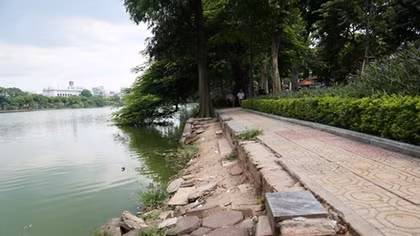 Sạt lở bờ hồ Hoàn Kiếm gây nguy hiểm cho người dân và du khách