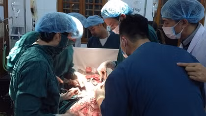 Cấp cứu thành công cho chiến sĩ cảnh sát biển và người dân trên đảo Bạch Long Vĩ