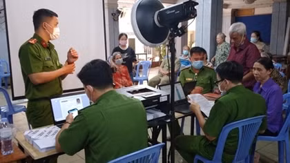 Làm không kể giờ, vì nhu cầu căn cước của người dân