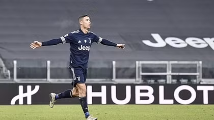 Lập công phút bù giờ, Ronaldo cân bằng kỷ lục