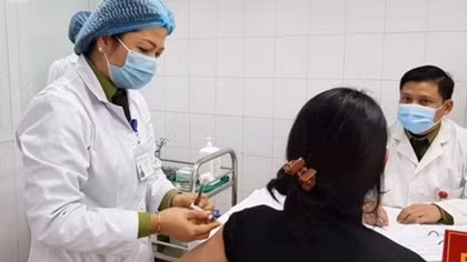 Những ngày đặc biệt của ba tình nguyện viên đầu tiên tiêm vaccine COVID-19 thử nghiệm