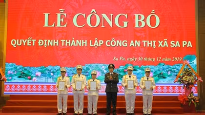 Công bố quyết định thành lập Công an thị xã Sapa