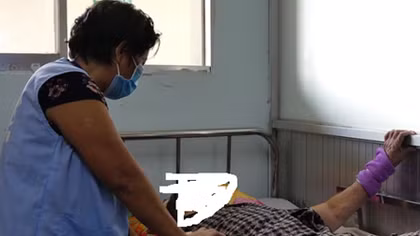 Buồn vui nghề Osin bệnh viện