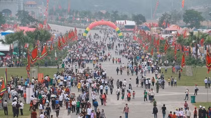 Vạn người con đất Việt đổ về đền Hùng trước ngày giỗ Tổ
