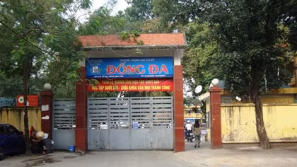 Một học sinh rơi từ tầng 3 xuống sân trường ở Hà Nội