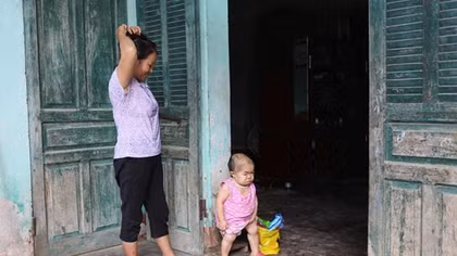 Xót xa cô gái 27 tuổi mang thân hình của đứa trẻ lên ba