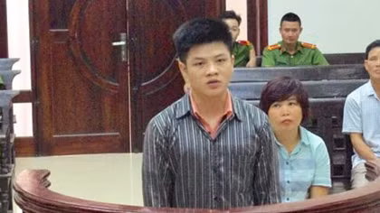 Bị từ chối, kẻ cuồng ghen đổ xăng đốt người yêu cũ