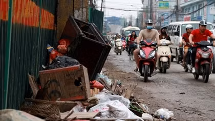 Rác thải bủa vây đường Trường Chinh