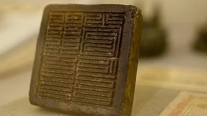Chuyên gia Nhật Bản sang Việt Nam làm sáng tỏ về chiếc ấn gỗ “Sắc mệnh chi bảo”