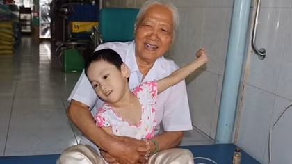 “Bà ngoại” của những đứa trẻ bại não