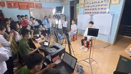 Công an huyện Đắk Mil tăng ca cấp CCCD cho học sinh vào ban đêm