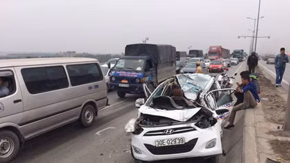 7 xe ô tô đâm liên hoàn trên cầu Thanh Trì
