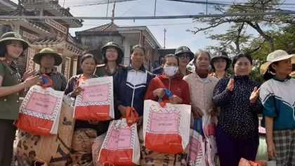 Phụ nữ CAND thăm, tặng quà người dân Quảng Bình 