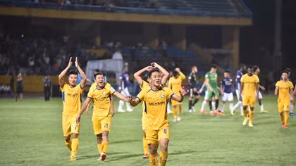 Sông Lam Nghệ An "nhuộm vàng" sân Hàng Đẫy