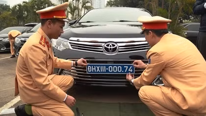 Kiểm tra, gắn biển cho 109 xe phục Đại hội Đảng thứ XIII