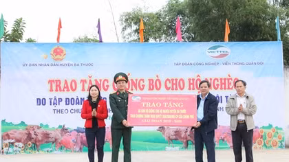 Viettel trao tặng bò giống cho các hộ nghèo ở Bá Thước, Thanh Hóa