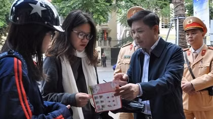 Kiểm tra việc tuyên truyền, nâng cao hiệu quả đội mũ bảo hiểm cho trẻ em