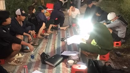 Rủ nhau vào nghĩa địa tổ chức xóc đĩa