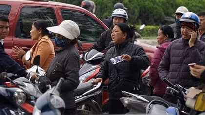 Phe vé tiếp tục "hoành hành" trước trụ sở VFF
