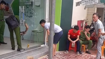 Tên cướp nổ súng vào bảo vệ ngân hàng rồi tẩu thoát