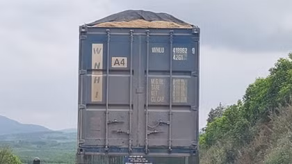 Xử nghiêm xe đầu kéo tự ý cắt nóc container chở quá tải