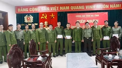  Cao đẳng CSND 1 tặng quà CBCS Công an tỉnh Hà Tĩnh bị thiệt hại do lũ