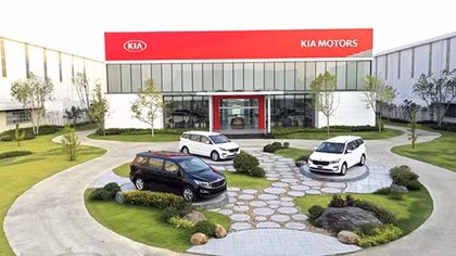 Thaco xuất khẩu 40 xe du lịch Kia Grand Carnival sang Thái Lan