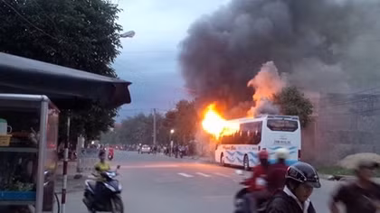 Xe khách giường nằm bị thiêu rụi trên đường