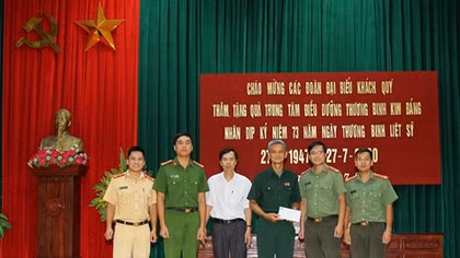 Tuổi trẻ Công an tỉnh Hà Nam thăm, tặng quà Trung tâm điều dưỡng thương bệnh binh Kim Bảng