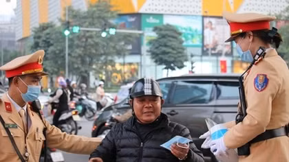 CSGT Hà Nội phân luồng giao thông, phát khẩu trang cho người dân