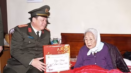 Công an tỉnh Hà Nam thăm, tặng quà Tết gia đình chính sách