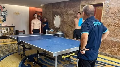 Công Phượng khoe cơ bắp khi "đối đầu" với thầy Park