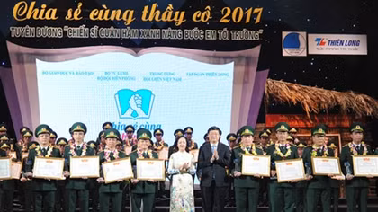 Tuyên dương Chiến sĩ quân hàm xanh nâng bước em tới trường