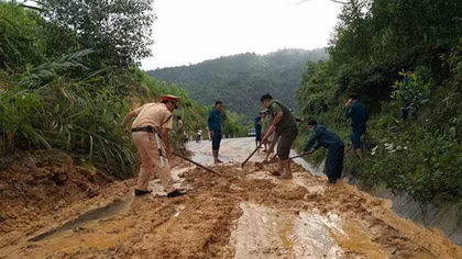 Bám sát vùng sạt lở núi bảo vệ an toàn cho dân