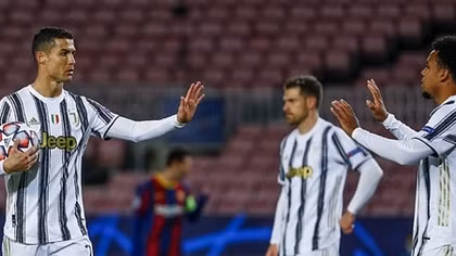 Ronaldo lập cú đúp phạt đền, Juve hạ Barca