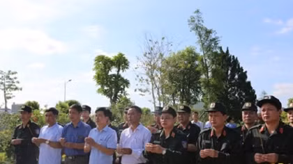Bộ Tư lệnh Cảnh sát cơ động tặng quà đối tượng chính sách tại Ninh Bình