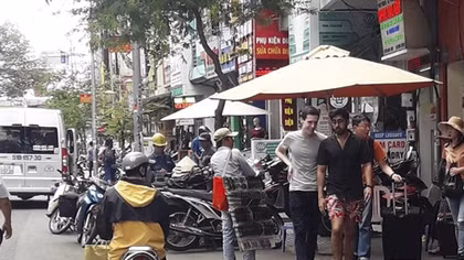 Nguy cơ mất khách du lịch vì nạn hàng rong, "chặt chém"