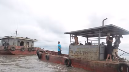 Người dân bức xúc tổ chức vây bắt “cát tặc” tại sông Văn Úc 