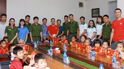 Học viện CSND mang Tết Trung thu đến với các bệnh nhi 