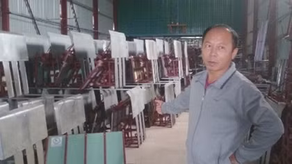 Anh nông dân và chiếc máy cấy không động cơ tiện ích