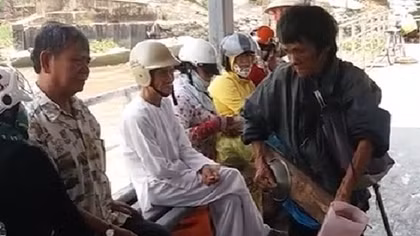 Chuyện tình người hát rong trên phà sông Hậu