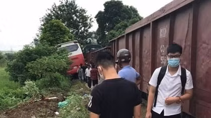 Tình trạng học sinh trong vụ va chạm giữa tàu hỏa và xe đưa đón