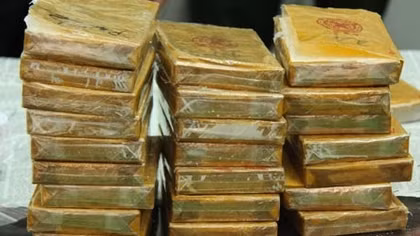1 đối tượng tự thú giao nộp 30 bánh heroin giấu trong ô tô