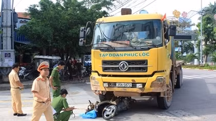 Xe tải tông xe máy, 2 người bị thương nặng