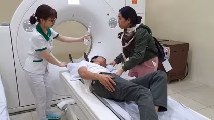 Nhắc nhở ô tô đậu trước cửa, người đàn ông bị lôi lên xe đánh nhập viện