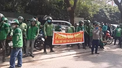Giải tán hàng trăm xe ôm Grab tập trung diễu quanh hồ Hoàn Kiếm