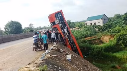 Xe khách bất ngờ lao xuống cầu làm 11 người chết và bị thương