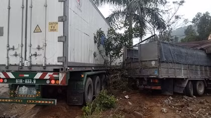 Xe tải tranh đường đâm sập nhà dân, 4 người thoát chết